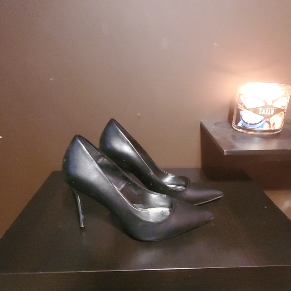 Jennifer Lopez black heels